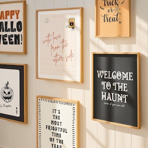 Puede incluir: Una pared de galer&iacute;a con cinco l&aacute;minas enmarcadas con tem&aacute;tica de Halloween. Las l&aacute;minas incluyen textos como Happy Halloween, With love from the other side, Trick or treat, Welcome to the haunt e It's the most frightful time of the year.
