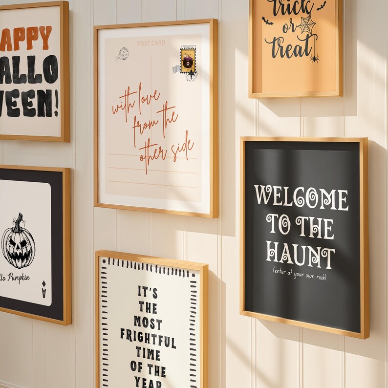 Puede incluir: Una pared de galer&iacute;a con cinco l&aacute;minas enmarcadas con tem&aacute;tica de Halloween. Las l&aacute;minas incluyen textos como Happy Halloween, With love from the other side, Trick or treat, Welcome to the haunt e It's the most frightful time of the year.