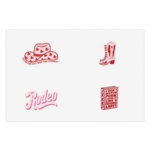 Può includere: Una collezione di adesivi rossi e bianchi a tema rodeo. I disegni includono un cappello da cowboy, uno stivale da cowboy, la parola "Rodeo" e un libro con il testo "I DON'T WATCH PORN. I READ IT LIKE A FUCKING LADY!"