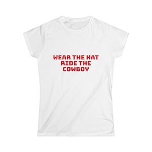 Tragen Sie den Hut Fahrt das Cowboy-T-Shirt: Weiches weißes Slogan-T-Shirt