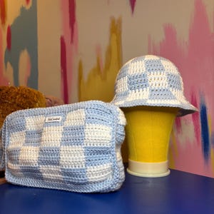 Conjunto de sombrero y bolso a cuadros