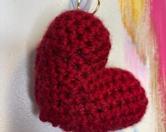 Gehäkelter Herz Taschenanhänger aus Plüsch von Schlüsselanhänger