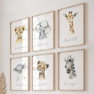 Pode incluir: Conjunto de seis estampas de animais em aquarela emolduradas com citações inspiradoras. As estampas apresentam um leão, um elefante, uma girafa, um hipopótamo, um guepardo e uma zebra. As citações são "seja corajoso", "sonhe grande", "mantenha-se alto", "seja gentil", "seja ousado", e "seja único".