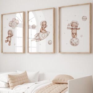 Estampado de astronauta de oso de peluche beige, oso de peluche espacial imprimible, oso de peluche imprimible, oso de peluche beige, decoración espacial para habitación infantil, decoración neutra para habitación infantil