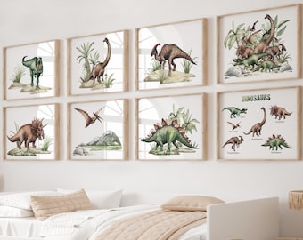 Puede incluir: Un conjunto de ocho impresiones enmarcadas con ilustraciones de dinosaurios en acuarela. Las impresiones están dispuestas en una cuadrícula en una pared blanca. Las impresiones presentan varios dinosaurios, incluyendo un Triceratops, un Stegosaurus y un Pterodactyl. Las impresiones están etiquetadas con los nombres de los dinosaurios.
