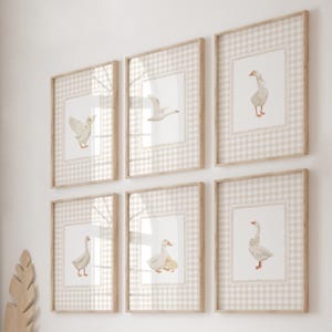 以下が含まれることがあります： ベージュと白のギンガムチェックの背景に、白いガチョウのイラストが描かれた、額装されたプリント6枚セットです。