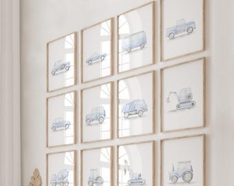 Könnte beinhalten: Ein Set mit 12 gerahmten Aquarelldrucken, die verschiedene blaue Fahrzeuge zeigen, darunter einen LKW, einen Transporter, ein Auto, einen Betonmischer, einen Kran, einen Traktor und einen Bagger. Die Drucke werden an einer weißen Wand ausgestellt.