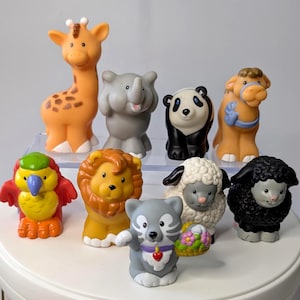Vintage 2000 - Fisher-Price Little People - Lot of 9 Figurines
