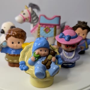 Vintage - 2003 - Fisher-Price Little People - Figurines - lot of 5 - Bear with Balloons
