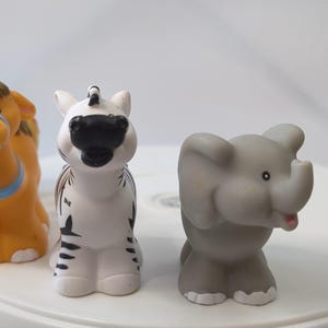 2001 Vintage - Fisher-Price Little People - Animals - Zebra - Camel - Lion - Elephant lot
