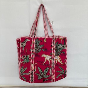 Boho gesteppte Umhängetasche, gesteppte Einkaufstasche, bedruckte Einkaufstasche, bunte Rückgabegeschenktasche, rosa Blumendruck, große Baumwollreisetasche