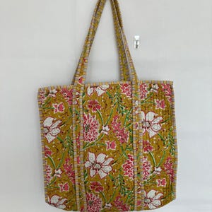 Boho gesteppte Umhängetasche, gesteppte Einkaufstasche, bedruckte Einkaufstasche, bunte Rückgabegeschenktasche, gelber Blumendruck, große Baumwollreisetasche