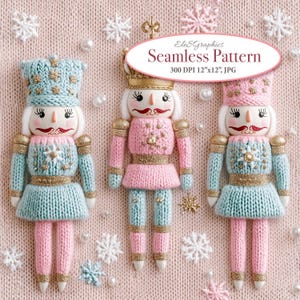 Pode incluir: Três enfeites de quebra-nozes de tricô com detalhes em rosa e azul. Os quebra-nozes usam coroas douradas e têm detalhes dourados. O fundo é um tecido de malha rosa com flocos de neve brancos.