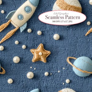 Könnte beinhalten: Ein nahtloses Muster mit einem blauen gestrickten Hintergrund mit gestickten Sternen, Planeten und einer Rakete. Das Muster ist mit weißen perlenartigen Perlen verziert.