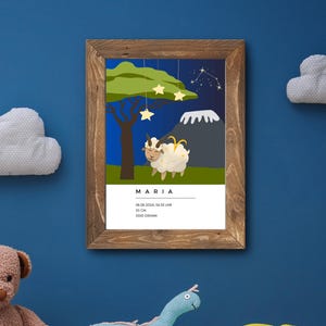 以下が含まれることがあります： 白い羊が黄色い角、緑の木、山を描いた額装されたイラスト。画像の下部には「MARIA」というテキストと、日付「08.08.2024, 00:33 Uhr」、 「55 CM」、 「3500 GRAMM」が記載されています。
