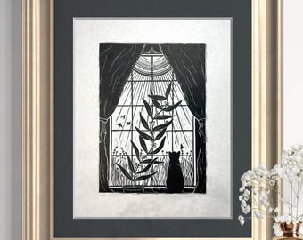 Könnte beinhalten: Schwarz-Weiß-Kunstdruck mit Rahmen, der eine Fensterszene zeigt. Eine Katze sitzt im Fenster und blickt auf eine Pflanze. Das Fenster hat Vorhänge und Sonnenlicht. Der Druck ist in einem goldenen Rahmen.
