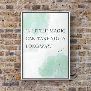 Könnte beinhalten: Gerahmter Druck mit dem Zitat „A LITTLE MAGIC CAN TAKE YOU A LONG WAY“. Der Text befindet sich in einem weißen Rahmen, vor einem Hintergrund im Aquarellstil mit Grün- und Weißtönen. Das Zitat stammt von Roald Dahl, James and the Giant Peach.