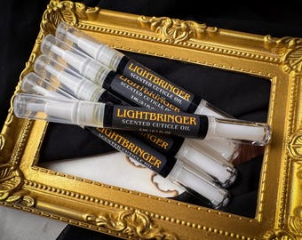 Bolígrafo de aceite para cutículas Lightbringer / Bolígrafo giratorio de 3 ml inspirado en Lucifer Morningstar / Aroma a cacao, rosa y páginas de libro