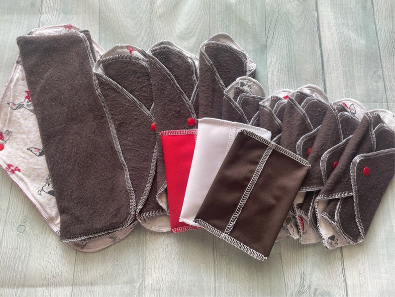 Limited Edition Dyed Organic Bamboo Coordinating Set of 9 Matching Menstrual Pack with Pouches Dogs in Boots imagem 1