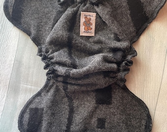 Wollen luierhoes MamaBear newborn/preemie, AIO, AI2 - zwart op grijs