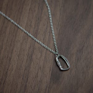 ユニセックスクライミングネックレススターリングシルバー、925スターリングシルバーカラビナとチェーン、ミニマリスト、メンズ＆レディースネックレス、クライミングギフト