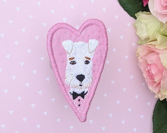 Broche de cœur avec Fox Terrier. Chiot Fox Terrier. Funny Dogs - collection de bijoux en textile brodé à la main pour chiens. Portrait de chien. Broderie de chien