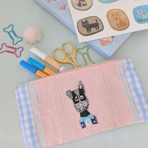 Bleistift-Etui mit Hand bestickt Hund. Einzigartiges Geschenk für Hundeliebhaber. Penccil Fall mit wunderlichen Hund. Textil-Bleistift-Etui. Schwarzer Hund Fall.