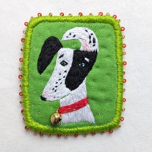 Speld met hond. Uniek borduurwerk voor honden. Statementbroche met puppy met grote oren. Huisdier sympathie cadeau. Hondenportretbroche. Patch met puppy
