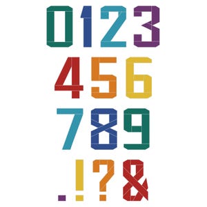 Könnte beinhalten: Eine Sammlung der Ziffern null bis neun sowie Symbole wie Punkt, Ausrufezeichen, Fragezeichen und Et-Zeichen. Jedes Zeichen weist ein segmentiertes, bandartiges Design in verschiedenen Farben auf, darunter Petrol, Blau, Rot, Orange, Gelb und Violett.