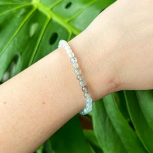 Verzacht angst | Healing armband van 4 mm | Regenboogmaansteen, tourmalated maansteen, aquamarijn, labradoriet, groene maansteen armband