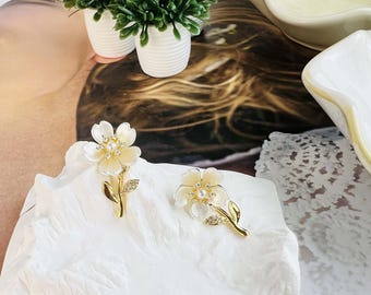 Pendants d'oreilles floraux dorés | Boucles d'oreilles fleur de perle | Perles élégantes marguerites | Boucles d'oreilles en perles plaquées or | Boucles d'oreilles florales de luxe