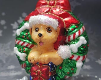 ステンドグラス☆のクリスマスのリース　犬のサンタクロース リースの願い：手描きのガラスの子犬とプレゼントの飾り - Etsy 日本