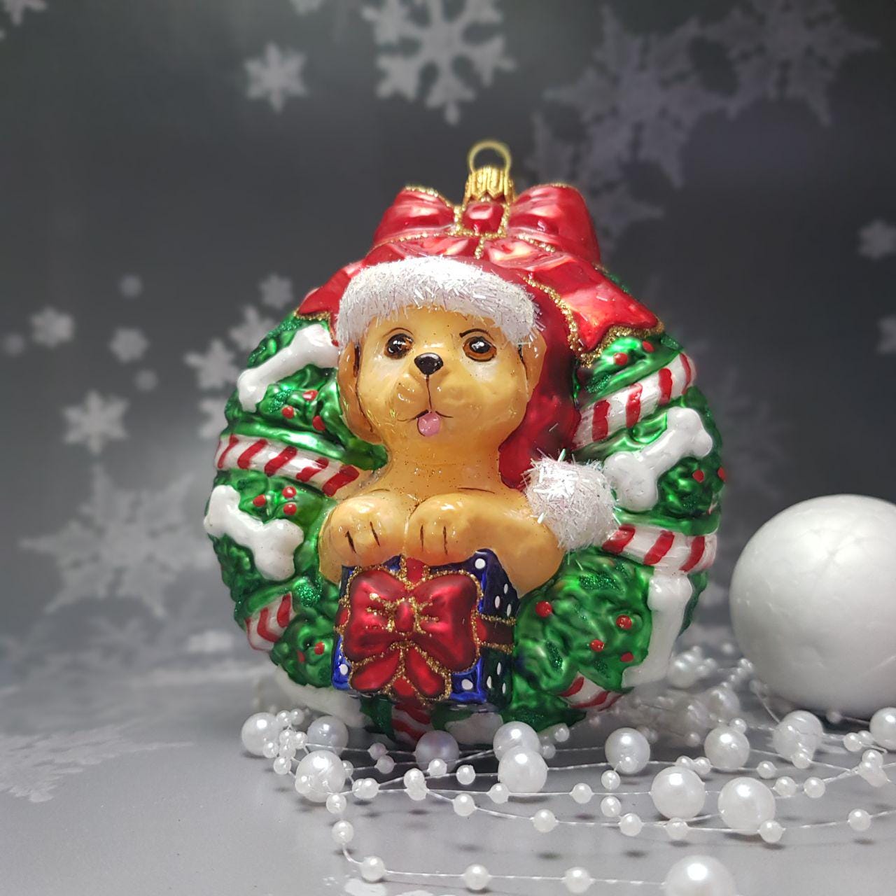 リースの願い：手描きのガラスの子犬とプレゼントの飾り - Etsy 日本