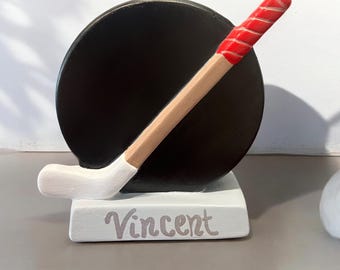 Cofrinho de hóquei pintado à mão, disco e taco de hóquei, presente para fã de hóquei, temporada de hóquei, ideia de presente de aniversário, decoração de quarto infantil, jogador de hóquei