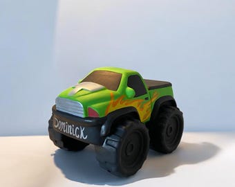 Cofrinho em formato de Monster Truck, personalizado, pintado à mão, presente de aniversário para crianças, presente para chá de bebê, decoração para quarto de menino, cofre para moedas