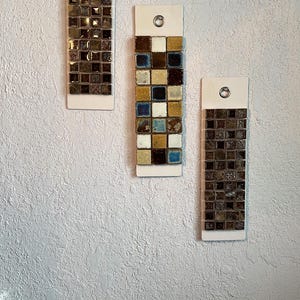Autorretrato, mosaicos, assinado e datado museu phillip brown 2025, 3 cartões que podem ser reposicionados