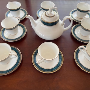 Royal Doulton Biltmore H5189 1990 Teapot with 8 tea cups and saucers plus similar Spode sugar bowl