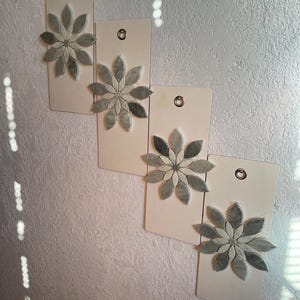 Daisy's mozaïektegels, 4 kunstkaarten, bord en gedateerd op achterkant, mogelijkheid om de kunstkaarten te verplaatsen