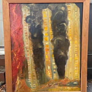 Może przedstawiać: Obraz olejny w drewnianej ramie przedstawia dramatyczną scenę z ciemnym dymem kłębiącym się wokół żółto oświetlonych budynków. Ognisty czerwony obszar kontrastuje z ciemnym dymem. Kompozycja pionowa.