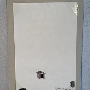 Pode incluir: Uma fotografia a preto e branco de uma pequena casa de madeira com um fundo branco. O texto "La Gorda la lleva al pie de los Camparros" está escrito a tinta preta na parte inferior da imagem.