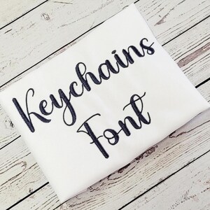 Schlüsselanhänger Schrift Stickdatei, Handgefertigter Schriftstil (Digitaler Download)