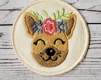Schattige hond patch borduurontwerp, bloemenkroon, opstrijkbare patch (digitale download)