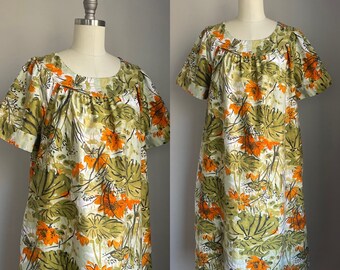 Vintage 1960’s Tropical Floral and Banana Leaf Muumuu Dress w/ pockets Large