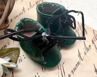 Bottes de poupée à lacets en cuir vert vintage, chaussures de poupée Itty Bitty