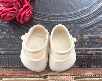 Petites chaussures de poupée à enfiler vintage