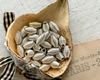 Apprêts vintage en métal argenté, 20 perles