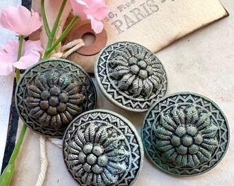 Boutons vintage en métal ornés