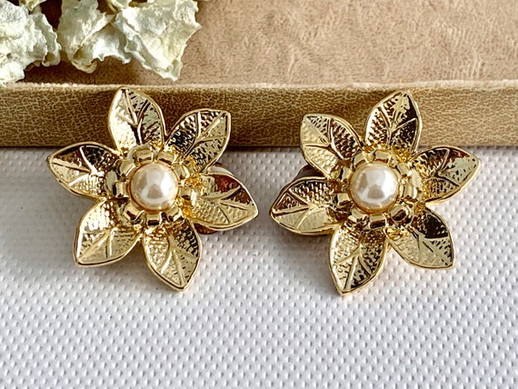 Vintage Gold Flower Clip On Earrings, Gold Plated… - image 9