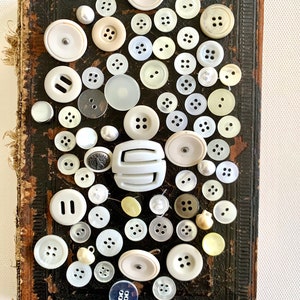 Lot de 65 boutons blancs vintage assortis en plastique et nacre, dans des tons variés | Boutons à coudre et à tige | Fournitures de loisirs créatifs et de couture