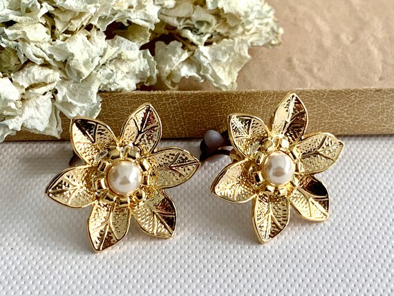Vintage Gold Flower Clip On Earrings, Gold Plated… - image 3